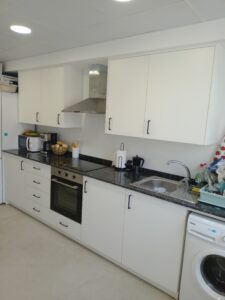 cocina blanca y negra